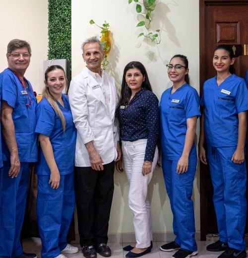 Doctores, staff y enfermeros de Holistic Bio Spa Clinica en Puerto Vallarta, Mexico