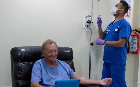 Paciente recibiendo terapia de ozono en Holistic Bio Spa
